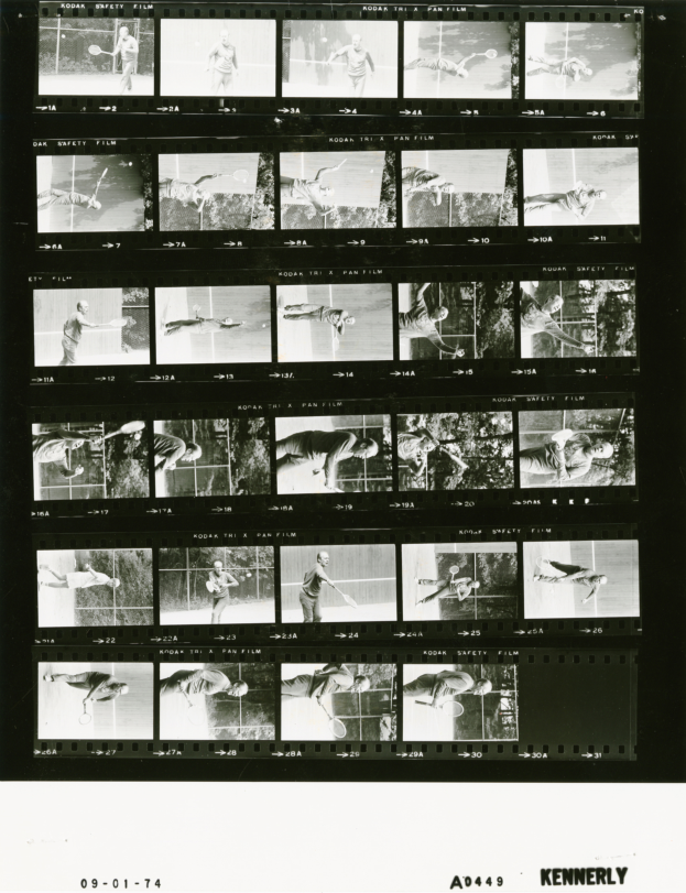 Ein Schwarz-Weiß-Foto eines Mannes in einem weißen Hemd und Shorts, der Tennis spielt, mit einem Filmstreifen im Hintergrund, der konzentriert und entschlossen aussieht, während er in seiner rechten Hand einen Tennisschläger hält.