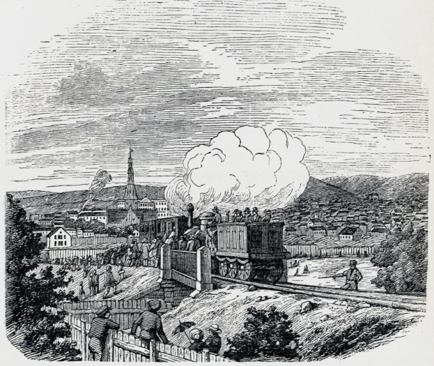 Schwarze und weiße Zeichnung eines Zuges auf Schienen mit Menschen auf einer Brücke, Bäumen, Gebäuden, Hügeln und Rauch im Hintergrund, betitelt "The New York Railway" unten.