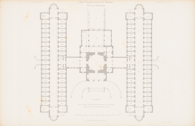 Ein detailliertes Grundriss-Zeichnung eines kreisförmigen Gebäudes, identifiziert als das Bad Geyshausen in Berlin, Deutschland, mit beschrifteten Räumen, Fluren, Fenstern und Türen.