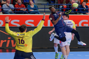 Eine Gruppe von Männern, die Handball auf einem Court spielen, mit einem Ball in der Luft und Zuschauern im Hintergrund, die das Spiel der Futsal-Weltmeisterschaft 2019 zwischen Paris Saint-Germain und Bordeaux beobachten.