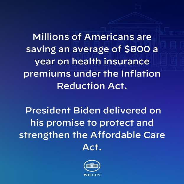 Blauer Hintergrund mit weißer Schrift, die besagt "Millionen von Amerikanern sparen durchschnittlich 800 USD pro Jahr an Gesundheitsversicherungsprämien thanks to the Inflation Reduction Act" und ein Logo in der Mitte.