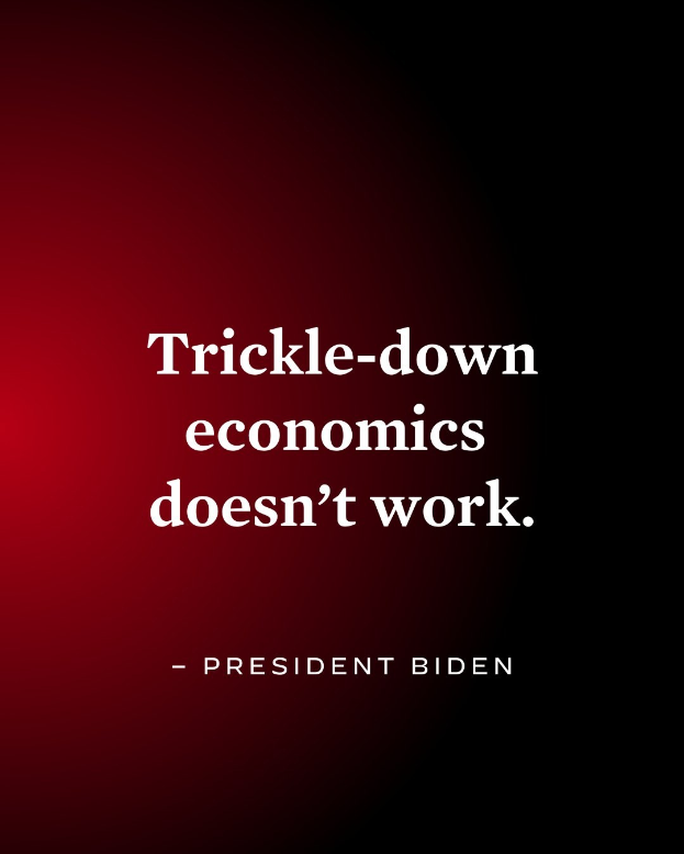 Ein Plakat mit fetter, schwarzer Schrift auf einem weißen Hintergrund trägt die Aufschrift "Trickle-Down Economics Doesn't Work", eingerahmt von einem schmalen schwarzen Rand und begleitet von einem Zitat des Präsidenten Biden.
