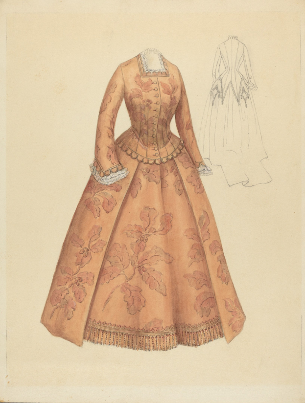Ein detailliertes Kostümdesign aus dem 18. Jahrhundert, das ein bodenlanges Kleid mit floralem Muster, hohem Kragen, Spitzenbesatz und einem hellblauen Hintergrund zeigt.