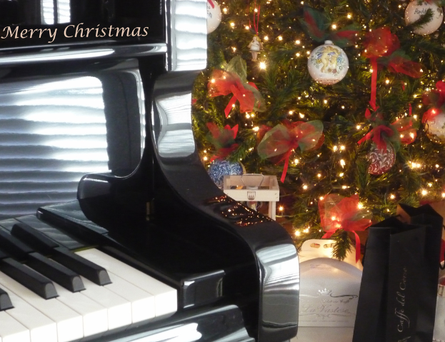 Ein Weihnachtsbaum und ein Piano auf dem Boden, mit verschiedenen Gegenständen am Baum.