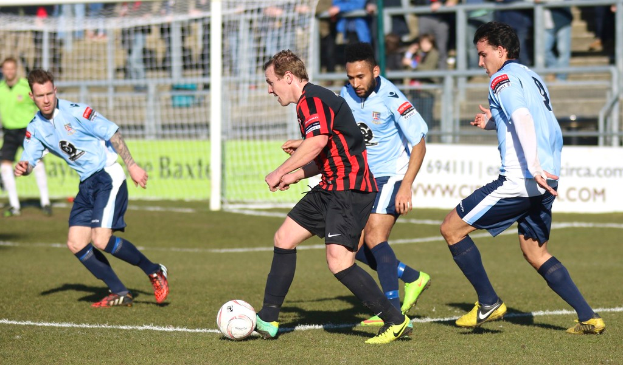 Eine Gruppe von Menschen spielt mit einem Füßball.