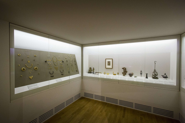 Verschiedene Schmuckstücke, einschließlich Ketten und Schmuck, mit einem Foto-Rahmen an der Wand im Museum of Fine Arts, New York City.