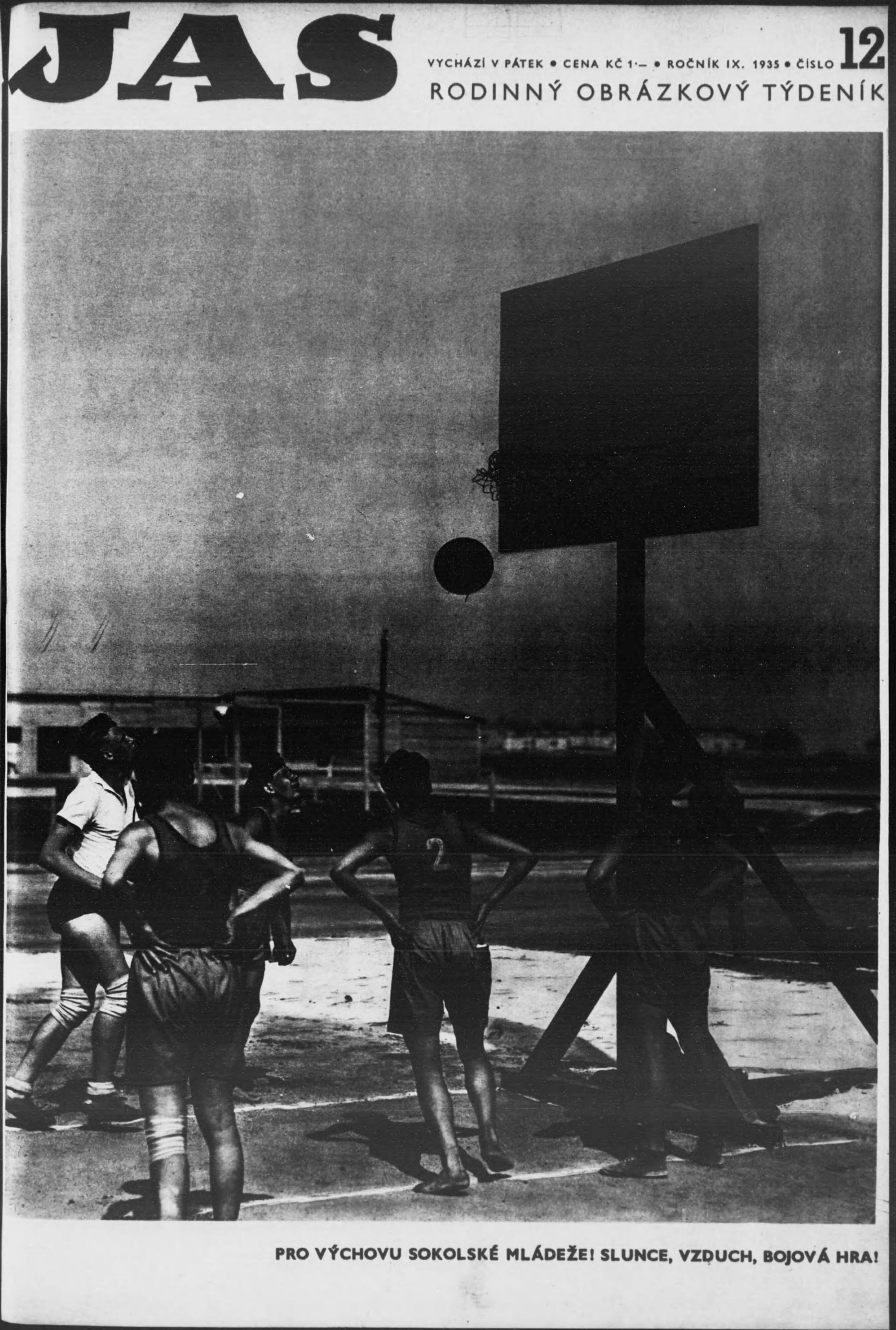 Ein Schwarz-Weiß-Foto einer Gruppe von Menschen, die Basketball auf einem Platz spielen, mit einem Basketballkorb im Hintergrund und einem Gebäude in der Ferne, mit Text oben und unten, der "Jas Magazine, Vol 12, No 12, 1955" lautet.