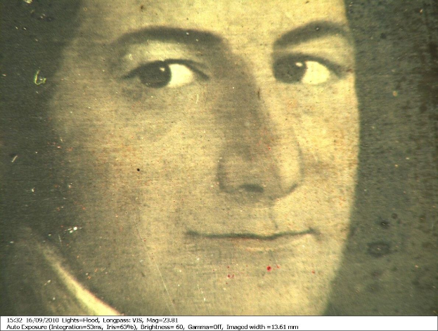 Schwarzes und weißes Porträt einer Frau mit ernstem Gesichtsausdruck, direktem Blick, zurückgebundenem Haar und leichtem Lächeln, mit Text unten.