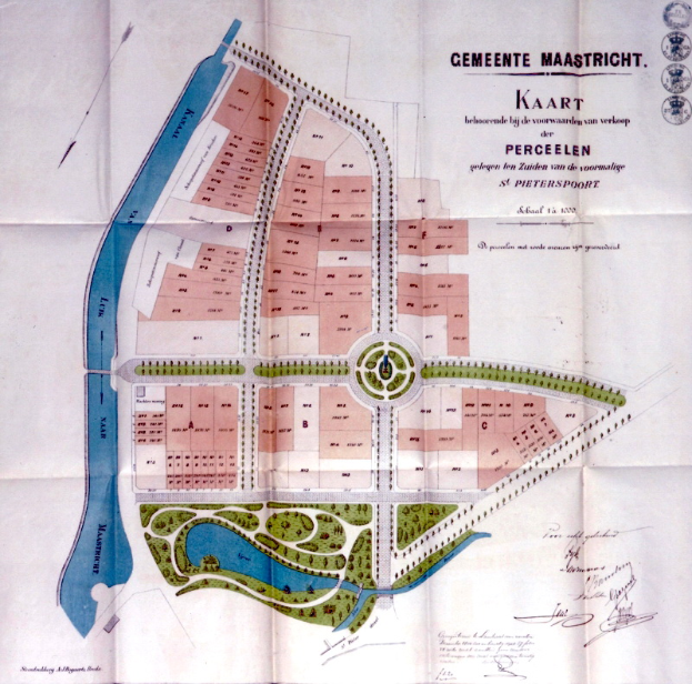 Ein detaillierter Stadtplan auf Papier, der Straße, Geb"{a}ude, Landmarken und Text mit zus"{a}tzlichen Informationen zeigt.