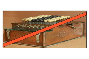 Altmodische Kasse mit einem roten Kreuzsymbol auf einem Tisch, mit Knöpfen und einem roten Band.