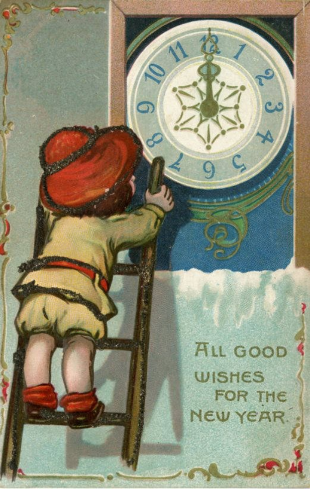 Eine alte Weihnachtskarte mit einem fröhlichen Jungen in Festtagsbekleidung, der auf eine tickende Uhr schaut, mit der Aufschrift "Alles Gute zum neuen Jahr."