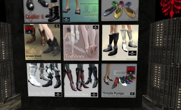 Eine Wand voller verschiedener Schuhwerbungsposter.