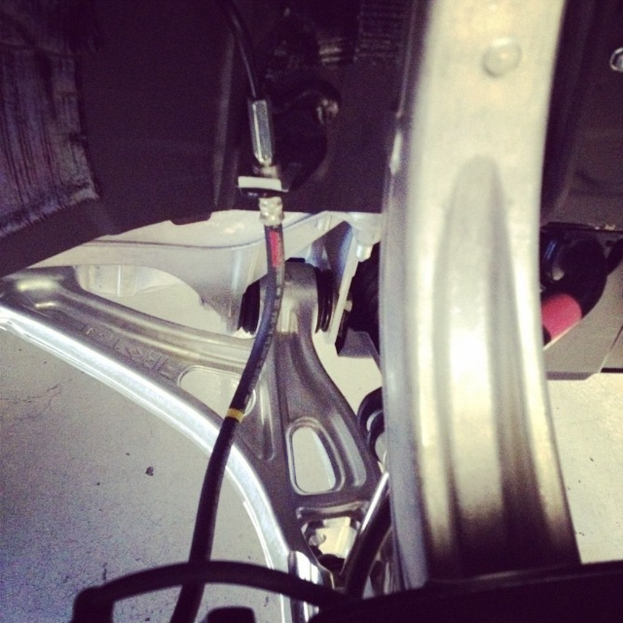 Eine metallische Elektromaschine, die an einer Wand montiert ist.