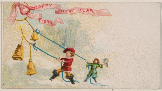 Alte Postkarte mit zwei Kindern in Festkleidung, die mit Glöckchen spielen und ein Banner halten, auf dem "Frohes neues Jahr" steht, dekoriert mit bunten Bändern und Girlanden.