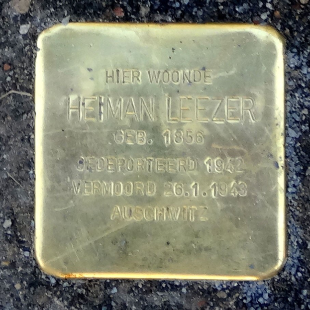 Messinggedenktafel am Boden mit der Inschrift "Hier Wohnte Heiman Leezer", die einen deutschen Soldaten ehrt, der im Zweiten Weltkrieg starb.