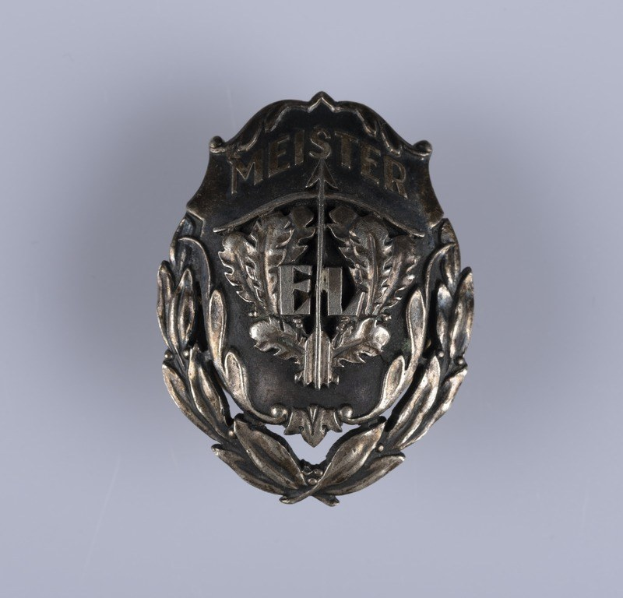 Silbernes Deutsches Armeeabzeichen mit Lorbeerkranz-Design und Inschrift in der Mitte.