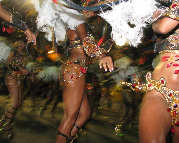 Leute in Kostümen tanzen zusammen.