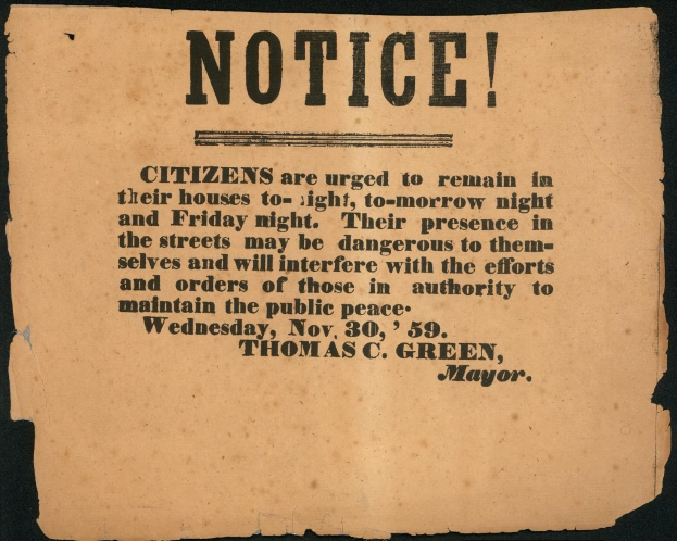 Mitteilung des Bürgermeisters Thomas C. Green, in der die Bürger aufgefordert werden, während der Abendstunden zu Hause zu bleiben, um ihre Sicherheit zu gewährleisten, auf einem schwarzen Hintergrund angezeigt.