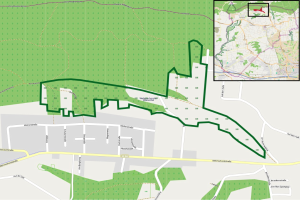 Eine detaillierte Stadtkarte mit Straßen, Gebäuden und anderen Merkmalen, die eine vorgeschlagene Stelle in Grün hervorhebt.