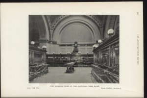 Schwarze und weiße Fotografie des Bankettsaals der National Park Bank in New York City, mit Tischen, Lampen, einer Uhr an der Wand und Text am unteren Rand.