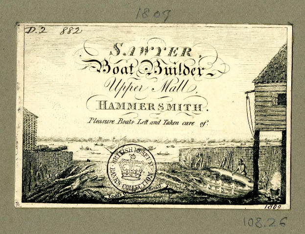 Alte Visitenkarte mit einem weißrumpfigen Segelboot mit blauer Segel, Text, einem Stempel und Zahlen oben und unten.