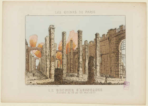 Eine Zeichnung eines einstürzenden Gebäudes mit zerbrochenen Fenstern und einem hellen orangefarbenen und gelben Feuer im Hintergrund auf einem Papier mit etwas Text.