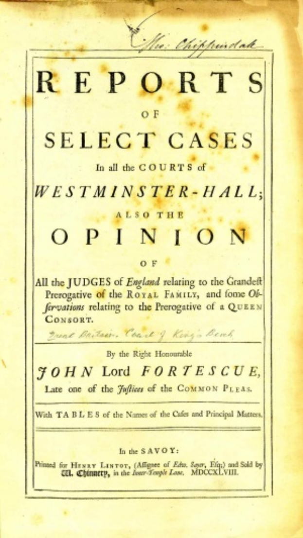 Ein altes Buch mit dem Titel "Berichte über ausgewählte Fälle in den Gerichten von Westminster-Hall sowie die Meinung von John Lord Fortescue" liegt aufgeschlagen vor sich.