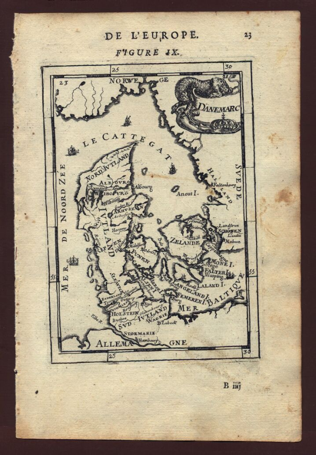 Ein altes Buch mit einer detaillierten Karte von Europa, die Berge, Flüsse und Städte zeigt, vor einem dunklen Hintergrund.