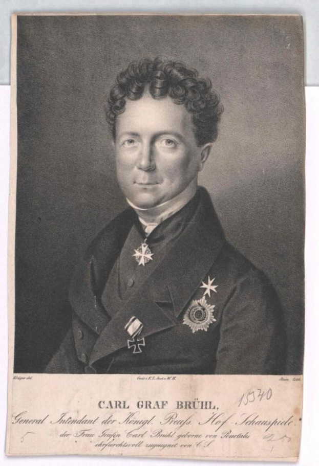 Ein Schwarz-Weiß-Porträt von Carl Graf Bruhl, einem General des Deutschen Reichs in einem mit Medaillen verzierten Mantel, mit Text auf einem Papier unten.
