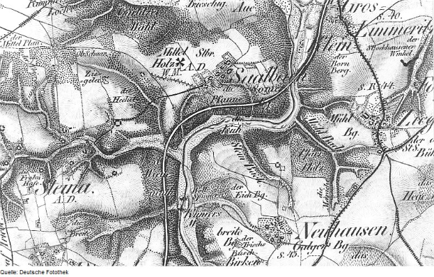 Eine detaillierte Schwarz-Weiß-Karte von Neuhausen, Deutschland, die Straßen, Gebäude und andere Merkmale mit Textbeschriftungen zeigt.