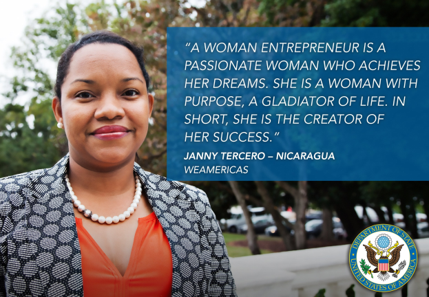 Eine Unternehmerin in einem schwarzen und weißen Jackett und einem orangen Kleid steht vor einer Kulisse aus Bäumen, Fahrzeugen und Himmel, mit einem Logo und Text über ihren Zweck und Erfolg auf der rechten Seite.