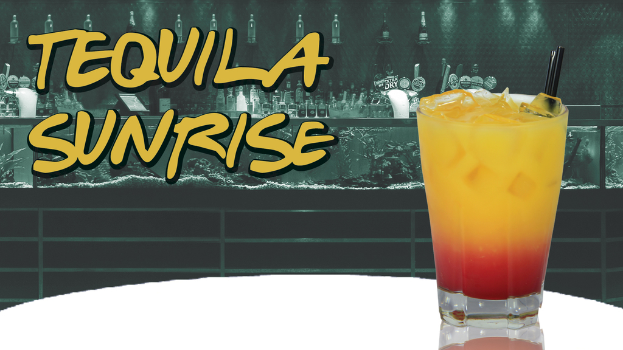 Ein Glas mit einem Getränk neben einem Etikett mit dem Namen des Getränks, mit verschiedenen Alkoholflaschen im Hintergrund.