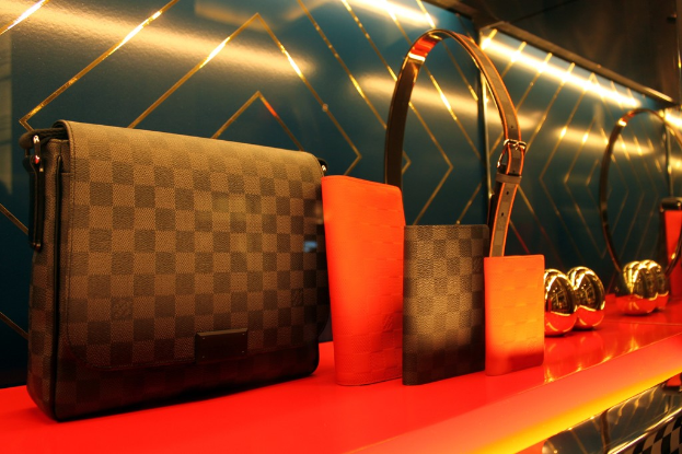 Ein Tisch mit einer Geldbörse, Handtasche und Gürtel darauf.