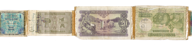 Ein altes Buch mit einer Sammlung von deutschen Banknoten in verschiedenen Nennwerten, von 1 bis 99.