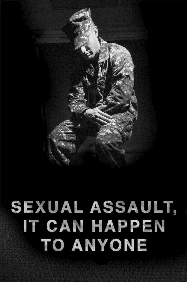 Eine Person in militärischer Uniform mit gesenktem Kopf und gefalteten Händen, die Verzweiflung zeigt, vor einem dunklen Hintergrund mit dem Text "sexueller Missbrauch, es kann jeden treffen" unten.