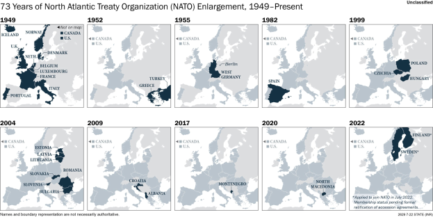 Eine Karte, die die 73-jährige Erweiterung der Nordatlantischen Vertragsorganisation (NATO) von 1949 bis heute darstellt, unterteilt in Regionen, die verschiedene Jahre der Erweiterung darstellen, mit zusätzlichen Informationen oben.