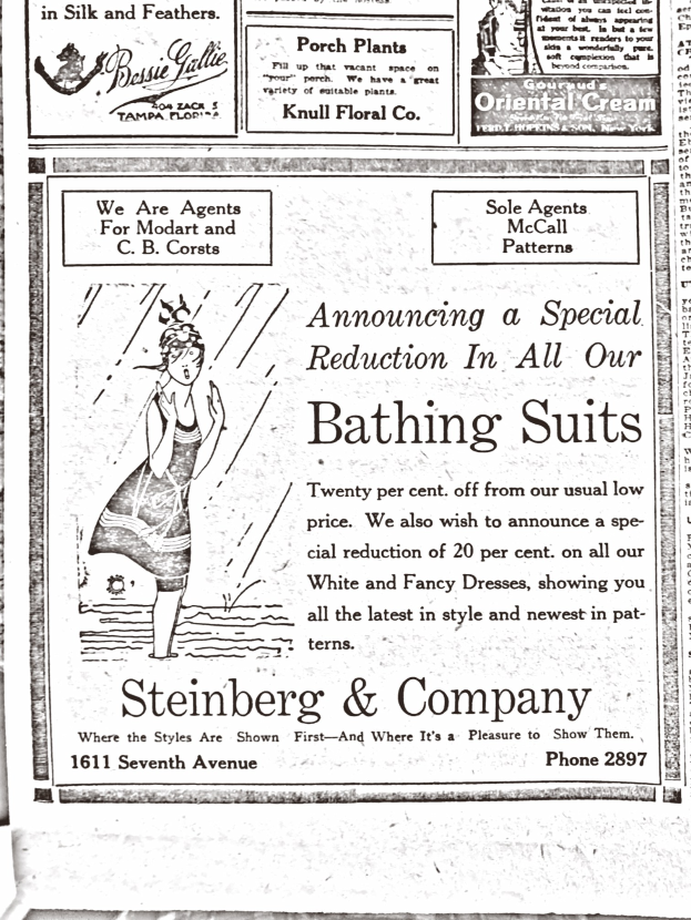 Eine Frau in einem weißen hochgeschlossenen, langärmligen Kleid mit ihrem Haar in einem Dutt, die zentral in einer Werbung für Steinberg & Company Badesachen steht, umgeben von Text.