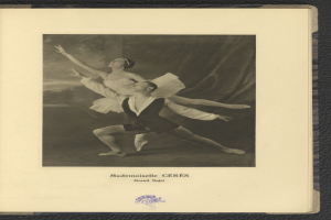 Ein Schwarz-Weiß-Foto eines Mannes und einer Frau in Ballettkleidung, der Mann in einem weißen Tutu und die Frau in einem rosafarbenen Kleid, die anmutig und perfekt synchron tanzen, mit Text am unteren Bildrand.