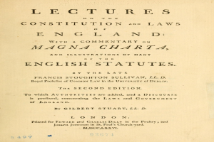 Altes Buch mit dem Titel "Vorträge über die Verfassung und Gesetze Englands mit einem Kommentar zur Magna Charta und Illustrationen vieler englischer Gesetze" geöffnet auf einer Seite mit schwarzer Tinte.