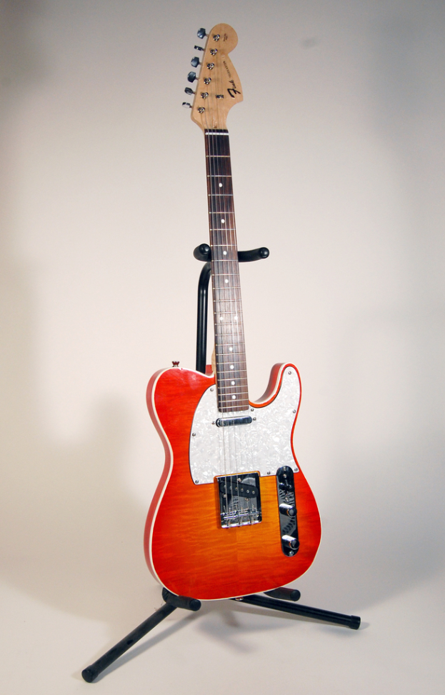 Eine Gitarre auf einem Ständer.