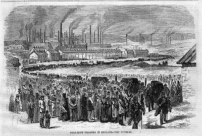 Schwarz-weiß-Zeichnung von Menschen vor einer Fabrik mit Häusern und Rauch aus Schornsteinen, mit Text "Kohlebergbau-Katastrophe in England das Ende" unten.