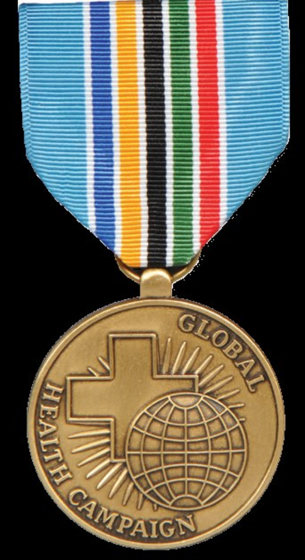 Goldene Medaille mit Kreuz-Design, beschriftet mit "Globale Gesundheitskampagne", umgeben von bunten Bändern.
