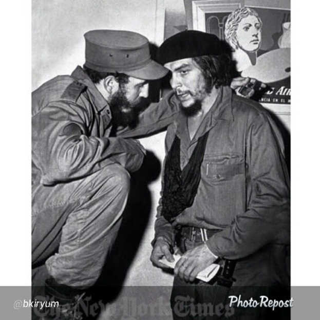 Eine Person, die im Hintergrund auf dem Boden in einem Anime-Bild steht.