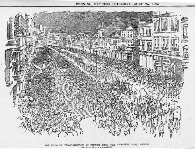 Schwarze und weiße Zeichnung einer Menge, die eine von Gebäuden gesäumte Straße entlanggeht, mit Text oben und unten, der "Die Unionistendemonstration aus der Sicht des Western Mail Office" lautet.