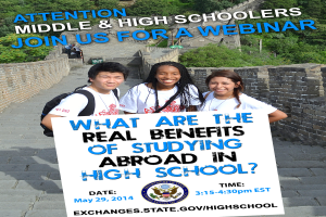 Drei Menschen, die vor einem Plakat mit der Aufschrift 'Aufmerksamkeit! Mittel- und Oberschüler: Holt euch die Vorteile des Auslandsstudiums in der High School' stehen und lächeln. Im Hintergrund sind Bäume und ein klarer blauer Himmel zu sehen.